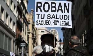 27/02/2021. Manifestación en defensa de la sanidad pública que transcurre este sábado desde la Consejería de Sanidad hasta el Ministerio de Sanidad, en Madrid. - EFE