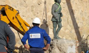 Una grúa retira la estatua de Franco situada en frente a la muiralla de ‘Melilla La Vieja’, en Melilla (España), a 23 de febrero de 2021. La Asamblea de Melilla aprobó este lunes la retirada la estatua, ubicada frente a la muralla de 'Melilla La Vieja', e