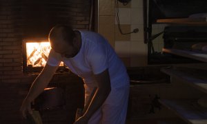 Toño trabajando en la panadería familiar. - Gema Rodrigo