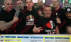 El capitán Meroño (haciendo el saludo de tres dedos de las SS) con miembros del grupo neonazi murciano 'Lo Nuestro': Pedro Santiago Escobar Honrubia, “Meneses Menesito”, “Giorgio Sánchez”, “Toni Cartagena” y “Jorge Poyato”.