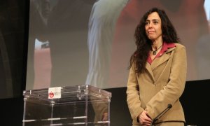 Mònica Roca, al costat d'una urna, en el ple per l'elecció de la presidència de la Cambra de Comerç de Barcelona.