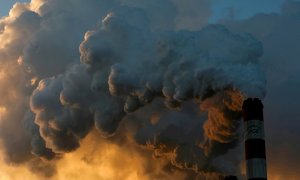 El humo brota por una de las chimeneas de la central eléctrica de carbón de Bełchatów, Polonia.