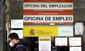 Un hombre pasa por la puerta de una oficina de empleo, SEPE (antiguo INEM) horas después de conocer los datos del paro de noviembre, en Madrid (España), a 2 de diciembre de 2020.