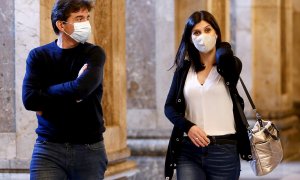 Los negociadores de ERC, Sergi Sabrià (i) y Marta Vilalta (d) tras la reunión que los equipos negociadores de ERC, JxCat y la CUP han celebrado este martes en el Parlament.