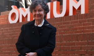 Maria Barbal, 53è Premi d'Honor de les Lletres Catalanes, a la grada exterior del Palau de la Música.