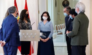 La presidenta madrileña, Isabel Díaz Ayuso , rodeada por sus consejeros.