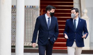 El presidente andaluz, Juanma Moreno, del PP, y el vicepresidente, Juan Marín (izq), de Ciudadanos, han comparecido juntos esta tarde en el patio del Parlamento andaluz, donde se celebra un pleno ordinario, exhibiendo la unidad del Ejecutivo de coalición