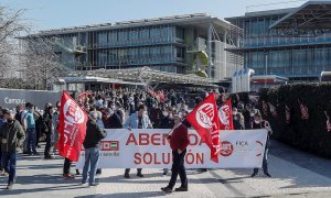 Trabajadores de Abengoa, convocados por UGT, se concentran en Palmas Altas, la sede central de la empresa en Sevilla, ante la situación que atraviesa la compañía, en concurso voluntario de acreedores. EFE/ José Manuel Vidal