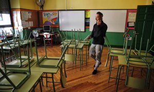 Un profesor camina en un aula vacía del colegio público Rufino Blanco de Madrid.