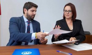 El presidente murciano Fernando López Miras y la vicepresidenta de Ciudadanos, Isabel Franco, durante la firma del acuerdo de gobierno.