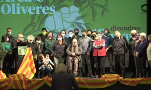 Foto de família de l'acte en homenatge a Arcadi Oliveres.