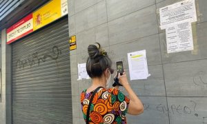 Una mujer delante de una oficina del SEPE. Eduardo Parra / Europa Press