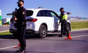 Agentes del cuerpo de Policía Nacional realizan un control en una autovía durante un cierre perimetral.