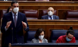 17/03/2021.- El presidente del Gobierno, Pedro Sánchez (i), responde al líder popular Pablo Casado (no aparece) en presencia de su vicepresidenta primera, Carmen Calvo, y del todavía vicepresidente segundo, Pablo Iglesias, durante una nueva sesión de cont