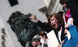 17/03/2021.- La presidenta de la Federación Plataforma Trans, Mar Cambrollé, levanta el brazo en una rueda de prensa de colectivos trans tras registrar una ley en el Congreso de los Diputados, en Madrid, (España). Eduardo Parra / Europa Press