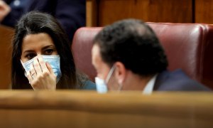 La líder de Ciudadanos, Inés Arrimadas, conversa con su portavoz parlamentario, Edmundo Bal, durante una nueva sesión de control al Gobierno, este miércoles 17 de marzo.