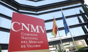 Cartel a la entrada del edificio de la Comisión Nacional del Mercado de Valores (CNMV) en Madrid. E.P./Marta Fernández