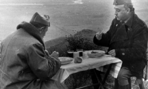 Imagen de archivo del general Franco almorzando con el general Dávila durante la Guerra Civil. - EFE