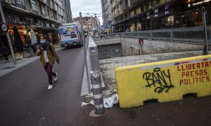 Un bus al costat de la rampa del pàrking subterrani sota l'estació Sabadell Plaça Major, ara tancat.