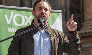 El líder de Vox, Santiago Abascal (2i), comparece ante la prensa este jueves en Murcia. Abascal ha afirmado que la moción de censura en Murcia es "incomprensible e antinacional" y ha acusado al PP de irresponsable por no disolver ayer la Asamblea Regional