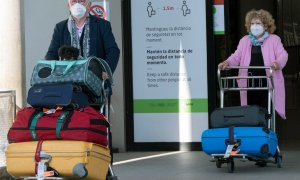 Pasajeros a su llegada este domingo al aeropuerto de Palma de Mallorca. La reapertura del turismo hacia destinos como Mallorca, iniciativa con éxito que el Gobierno alemán desaconseja seguir, se plantea como excepción antes de una Semana Santa muy incier