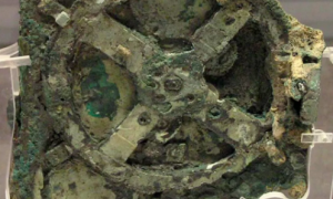 Los restos de la máquina Antikythera encontrados en un naufragio en 1901.