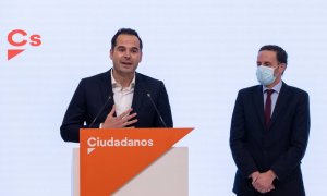 El exvicepresidente de la Comunidad de Madrid, Ignacio Aguado (i), y el portavoz de Ciudadanos en el Congreso, Edmundo Bal, durante una comparecencia en la sede de Ciudadanos a 18 de marzo de 2021.