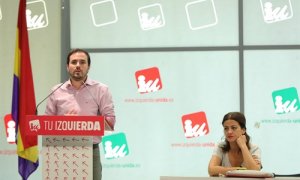 El coordinador general de Izquierda Unida, Alberto Garzón y la eurodiputada de IU, Sira Rego, en una foto de archivo durante la Asamblea Político y Social de IU  a 26 de septiembre de 2019.