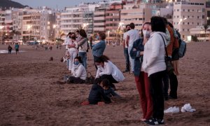 Los participantes, vestidos de blanco y con velas, respondieron a esta convocatoria realizada por la plataforma ciudadana de acogida Somos Red.