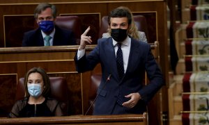 El líder popular Pablo Casado (d) interviene en una nueva sesión de control al Gobierno, la última de Pablo Iglesias antes de abandonar la próxima semana el gabinete de Pedro Sánchez para dedicarse por entero a la campaña en la Comunidad de Madrid, este m