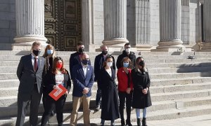 ERC, Junts, la CUP y el PDeCAT posan junto a Aministía Internacional en la Puerta de los Leones en el Congreso