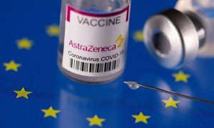 Imagen de un vial de la vacuna de AstraZeneca sobre la bandera de la Unión Europea.