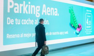 Un vigilante camina con una mochila cerca del acceso a los aparcamiento la terminal T4 del Aeropuerto Adolfo Suárez Madrid-Barajas. E.P./Ricardo Rubio