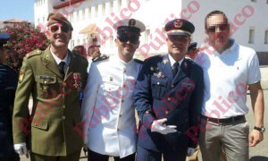 Foto de julio de 2014 en la Academia General del Aire: de izda. a dcha., los cabos primeros Díaz Pérez y Veiga Gutiérrez; el capitán Meroño haciendo el saludo de las SS (que sustituye al brazo alzado para evitar ser identificados), y su amigo neonazi 'Men