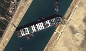 El barco portacontenedores Ever Given bloquea el canal de Suez. EFE