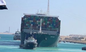 El portacontenedores Ever Given fue reflotado y ya navega por el canal de Suez.