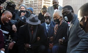 El abogado de la familia Floyd Ben Crump, el reverendo Al Sharpton y la familia Floyd se arrodillan durante 8 minutos y 46 segundos antes del juicio por la muerte de George Floyd.