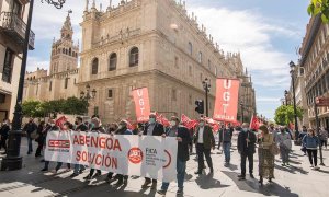 Trabajadores de Abengoa, convocados por los sindicatos UGT y CCOO, pasando junto a la Catedral y la Giralda de Sevilla durante la manifestación que ha tenido lugar hoy en defensa del empleo.