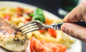 Más de 200.000 toneladas de comida van cada año del plato a la basura en los hogares españoles.