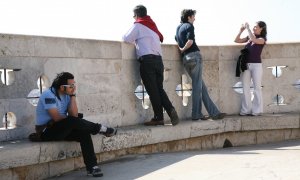 Un grupo de turistas se hace fotos en una de las torres de la catedral de Valencia. 19/01/2017.