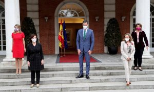 El presidente del Gobierno, Pedro Sánchez (c), posa junto la vicepresidenta tercera, Yolanda Díaz (i), la vicepresidenta primera del Gobierno, Carmen Calvo (2-i), la vicepresidenta segunda, Nadia Calviño (2-d), y la vicepresidenta cuarta del Gobierno y mi