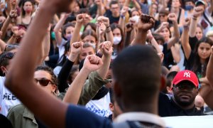 Centenars de persones protesten pels carrers de Manresa contra l'agressió policial racista al Bages el juny del 2020.