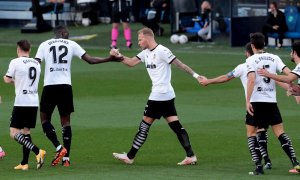 Los jugadores del Valencia, entre ellos Mouctar Diakhaby, celebran tras marcar ante el Cádiz, durante el partido de Liga en Primera División.