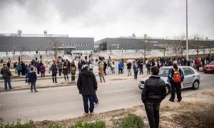 Colas delante del hospital Enfermera Isabel Zendal en Madrid durante los días de Semana Santa.