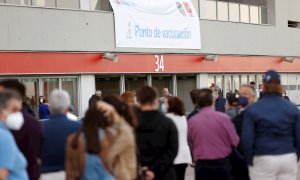 Vista de las personas que esperan para recibir la vacuna este jueves en el estadio Wanda