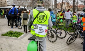 21/02/2021.- Varias personas protestan en bicicleta bajo el lema: 'Ningún desahucio sin alternativa adecuada' durante la manifestación por el derecho a la Vivienda, en el Paseo de la Castellana de Madrid (España). Ricardo Rubio / Europa Press