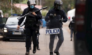 Agentes de la Policía Nacional han intervenido este martes en el campamento humanitario de Las Raíces, en La Laguna (Tenerife).