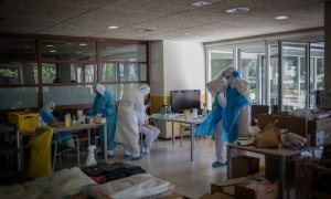 Voluntaris de l'ONG Proactiva Open Arms en la Residència Geriàtrica Redós de Sant Pere de Ribes on estan realitzant tests ràpids de Covid-19 a residents i treballadors sanitaris. 30 d'abril del 2020.