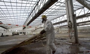 Un operario retira el techo de una nave en la que había restos de amianto.