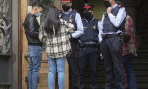 Uno de los cuatro participantes, uno supuestamente como autor y otros tres cooperadores necesarios de la violación múltiple a una joven de 18 años en febrero del 2019 en una nave abandonada de Sabadell (Barcelona), a su entrada en la Audiencia de Barcelon